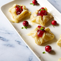 Food ClubÂ® Brie and Cranberry Bites - Stokes Market